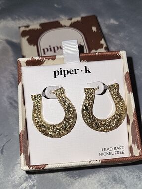 Piper K Horse Shoe Earrings Nnib